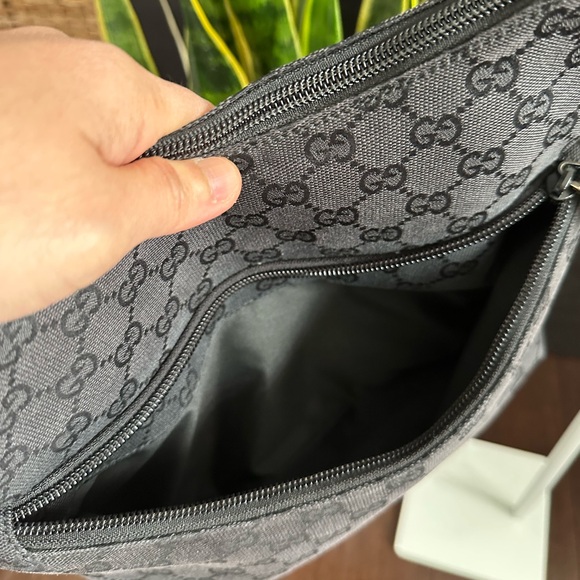 βSOLDβ Authentic Gucci Canvass Shoulder Bag - Picture 6 of 16
